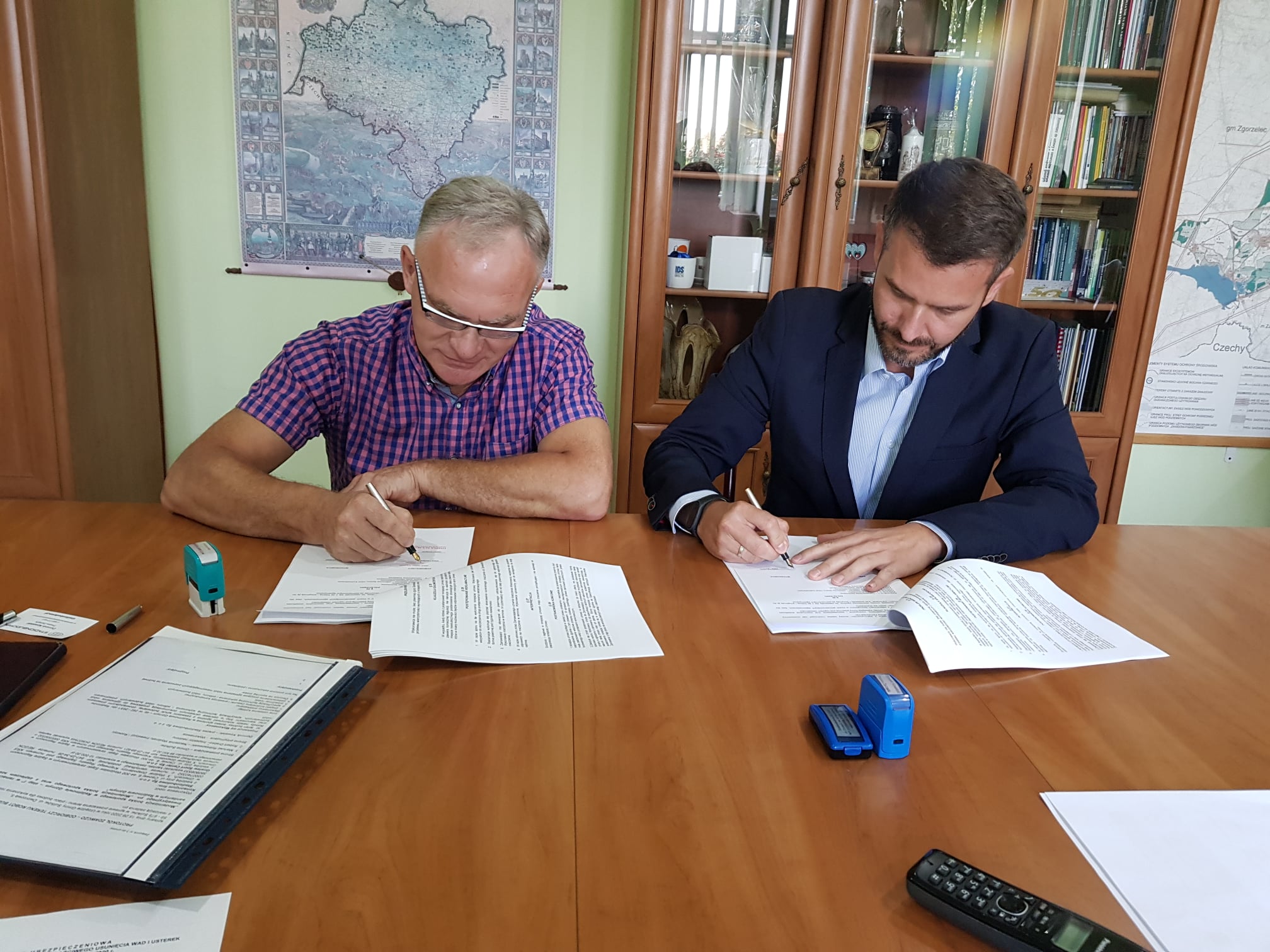 Podpisanie umowy dot. modernizacji boiska sportowego w Radzimowie / fot. UG Sulików